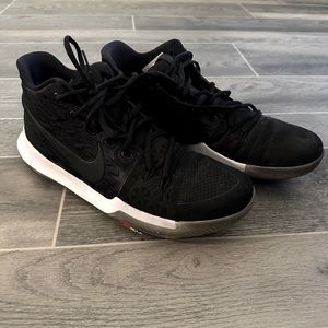 Size 10.5 Nike Kyrie 3
